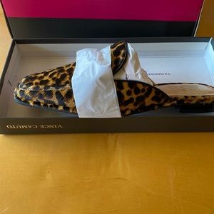 Vince Camuto Rachey leather leopard print mule with chain detail size 8 new